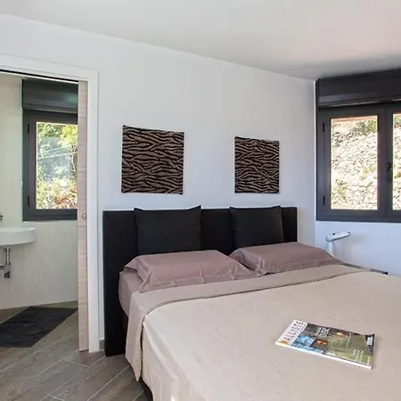 Le San Petrone-tour En Pierre En Centre Corse Entre Et Montagne